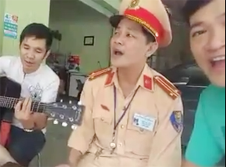 Bất ngờ: Người vi phạm bị phạt vui vẻ đàn hát với CSGT