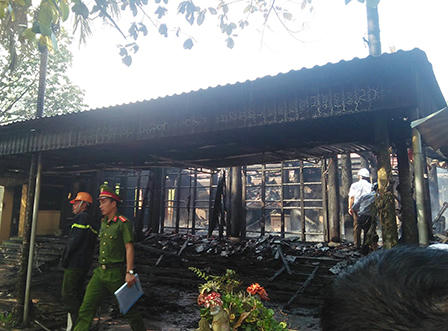 Lửa thiêu rụi ngôi đền cổ ở Nghệ An