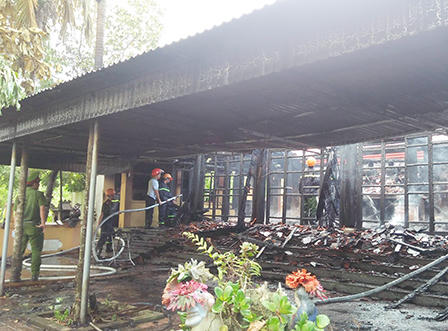 Lửa thiêu rụi ngôi đền cổ ở Nghệ An