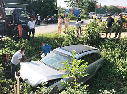 Audi Q5 chở 5 người lao xuống ruộng sâu 2m
