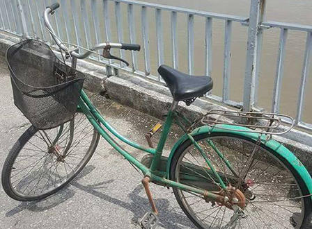 Thiếu nữ bỏ dép và xe đạp trên cầu nhảy xuống sông Lam tự tử