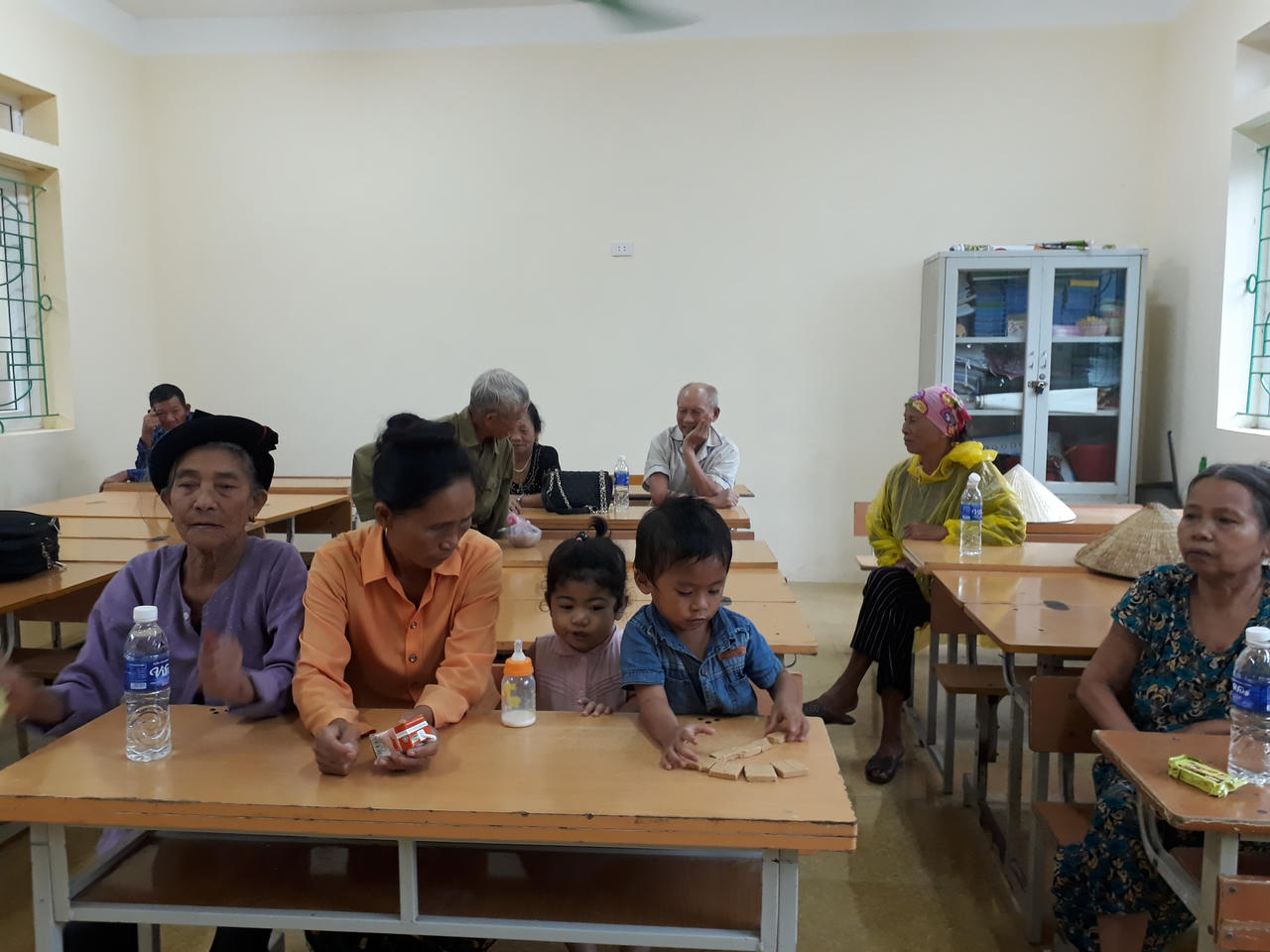 Cửa Lò hối hả di dời hơn 1.000 hộ dân đến nơi tránh bão