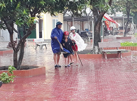 Cửa Lò hối hả di dời hơn 1.000 hộ dân đến nơi tránh bão