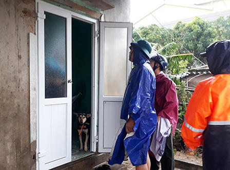 Cửa Lò hối hả di dời hơn 1.000 hộ dân đến nơi tránh bão