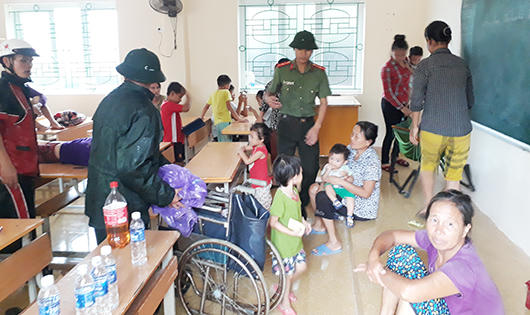 Cửa Lò hối hả di dời hơn 1.000 hộ dân đến nơi tránh bão