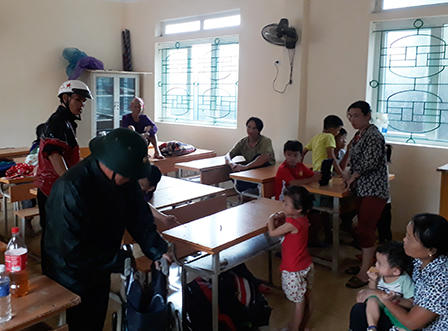 Cửa Lò hối hả di dời hơn 1.000 hộ dân đến nơi tránh bão