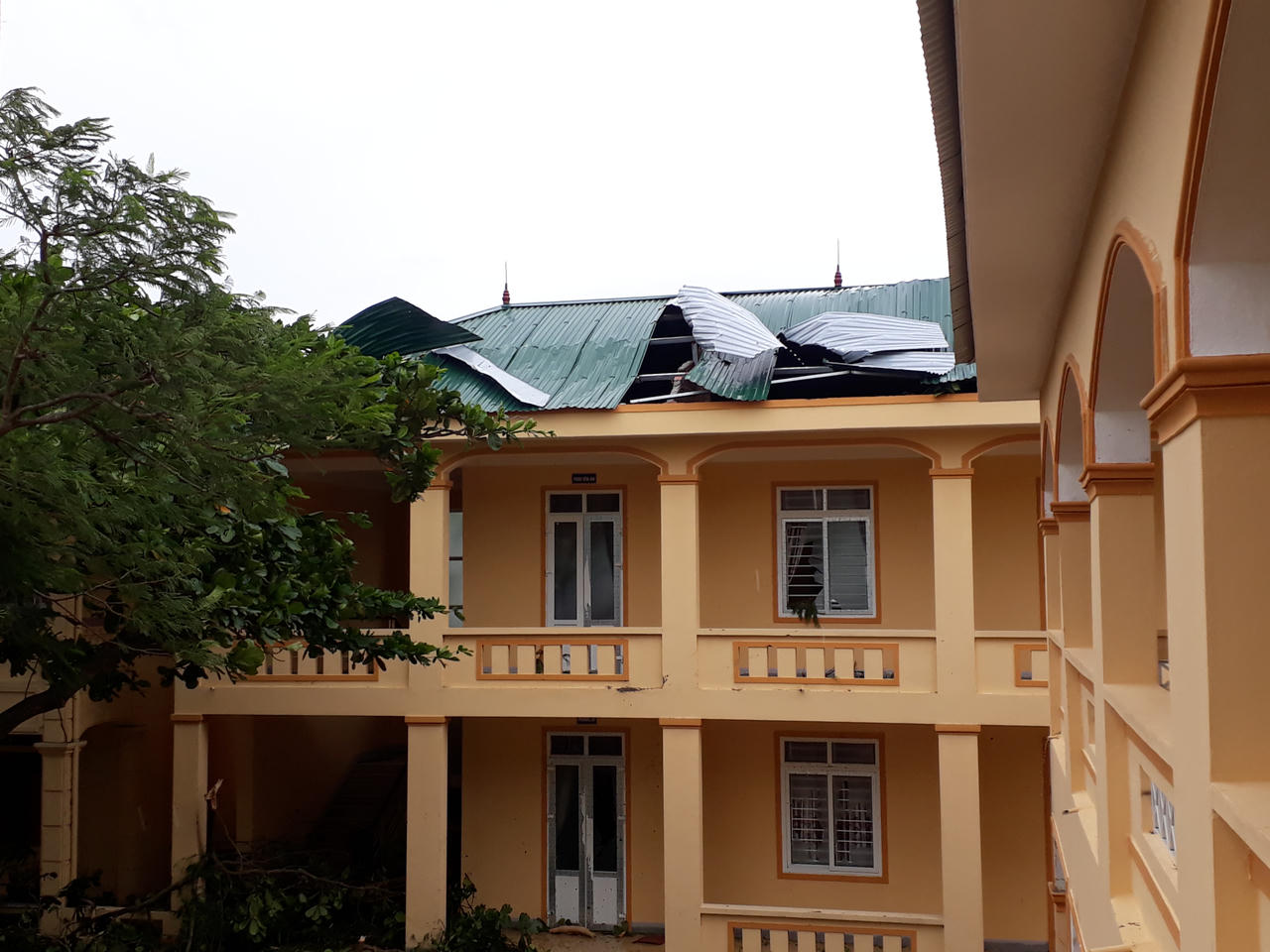 Cửa Lò xác xơ sau lốc xoáy, mái nhà rách toác vo thành đống