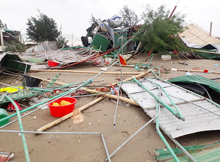 Cửa Lò xác xơ sau lốc xoáy, mái nhà rách toác vo thành đống