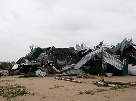 Cửa Lò xác xơ sau lốc xoáy, mái nhà rách toác vo thành đống