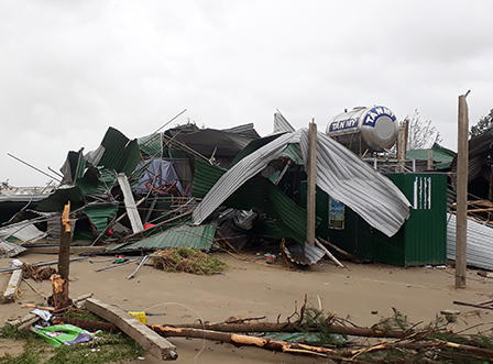 Cửa Lò xác xơ sau lốc xoáy, mái nhà rách toác vo thành đống