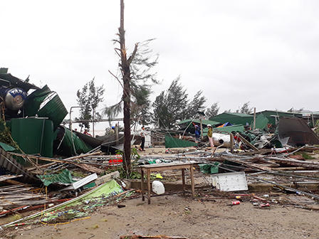 Cửa Lò xác xơ sau lốc xoáy, mái nhà rách toác vo thành đống