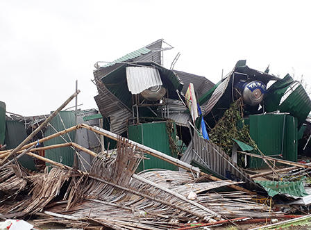 Cửa Lò xác xơ sau lốc xoáy, mái nhà rách toác vo thành đống