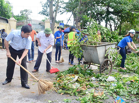 Thủ tướng Nguyễn Xuân Phúc kiểm tra việc khắc phục bão số 10 tại Nghệ An