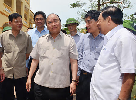 Thủ tướng Nguyễn Xuân Phúc kiểm tra việc khắc phục bão số 10 tại Nghệ An