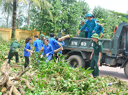 Thủ tướng Nguyễn Xuân Phúc kiểm tra việc khắc phục bão số 10 tại Nghệ An