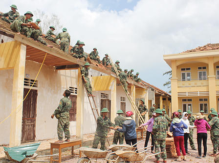 Xúc động cảnh người lính đội nắng lợp nhà, sửa trường vùng 'rốn bão'