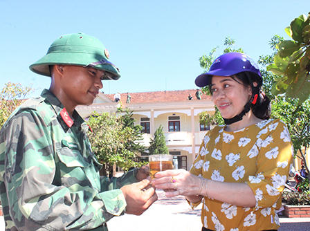 Xúc động cảnh người lính đội nắng lợp nhà, sửa trường vùng 'rốn bão'