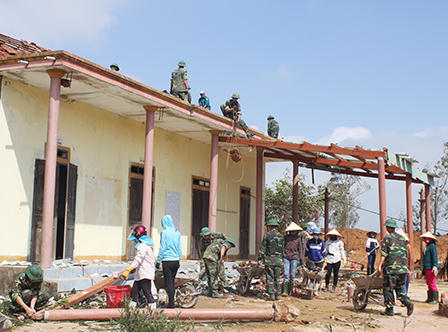 Xúc động cảnh người lính đội nắng lợp nhà, sửa trường vùng 'rốn bão'