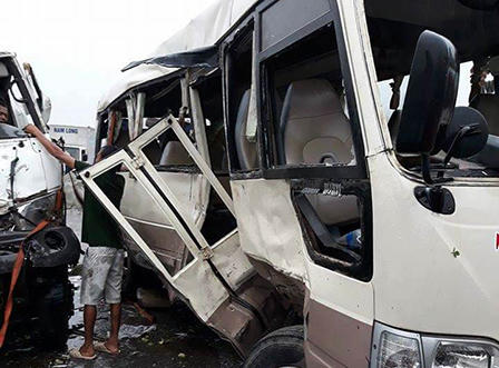 Xe khách lao qua dải phân cách tông xe bồn, 4 người trọng thương