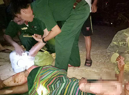 Hai mẹ con nguy kịch, nhà cháy rụi vì lấy nhầm can xăng thắp đèn