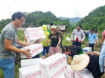 Nghệ An 'gỡ rối' cho việc trao quà của các đoàn cứu trợ