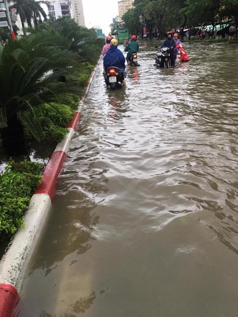 Mưa lớn nhiều tuyến phố ở Vinh thành sông