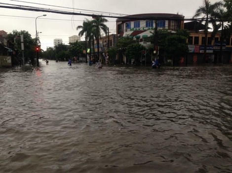 Mưa lớn nhiều tuyến phố ở Vinh thành sông