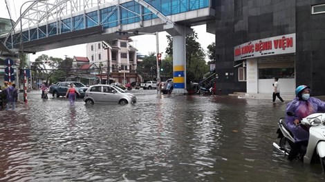 Mưa lớn nhiều tuyến phố ở Vinh thành sông