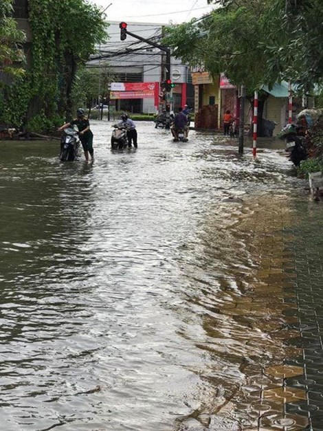 Mưa lớn nhiều tuyến phố ở Vinh thành sông