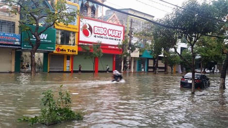 Mưa lớn nhiều tuyến phố ở Vinh thành sông