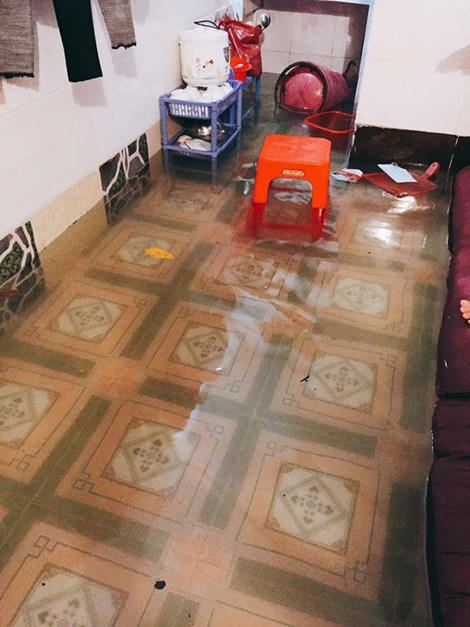 Mưa lớn nhiều tuyến phố ở Vinh thành sông