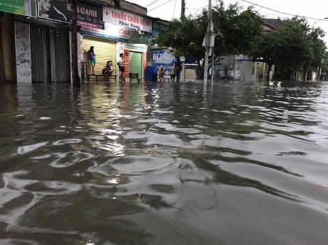 Mưa lớn nhiều tuyến phố ở Vinh thành sông