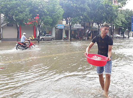 Mưa lớn nhiều tuyến phố ở Vinh thành sông