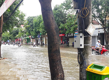 Mưa lớn nhiều tuyến phố ở Vinh thành sông