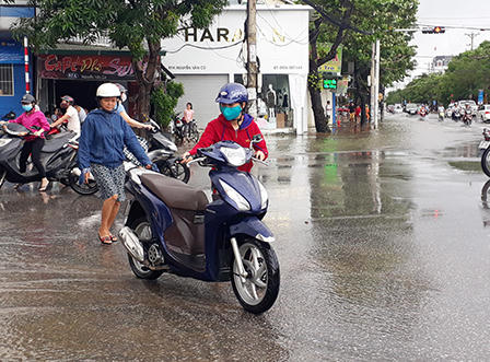 Mưa lớn nhiều tuyến phố ở Vinh thành sông