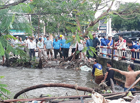 Mưa lớn nhiều tuyến phố ở Vinh thành sông