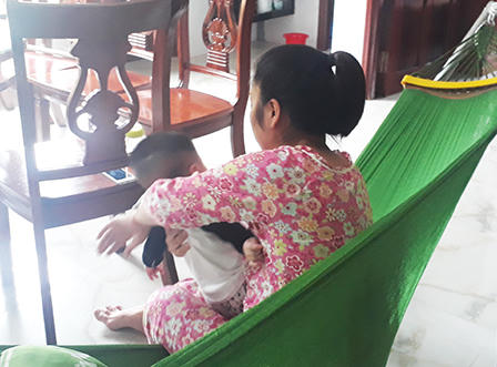 Bé trai 5 tháng tuổi bị người giúp việc hành hung