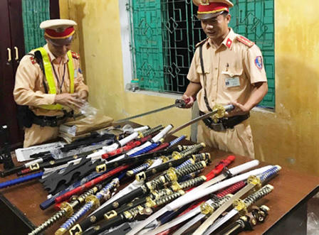 Liên tục phát hiện súng, dao kiếm, pháo… trên xe khách