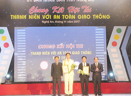 Thanh niên Nghệ An thi phổ biến An toàn giao thông hưởng ứng ngày Pháp luật 