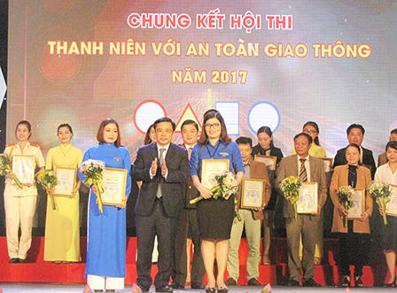 Thanh niên Nghệ An thi phổ biến An toàn giao thông hưởng ứng ngày Pháp luật 