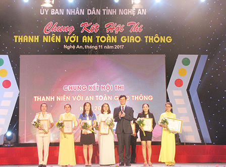 Thanh niên Nghệ An thi phổ biến An toàn giao thông hưởng ứng ngày Pháp luật 