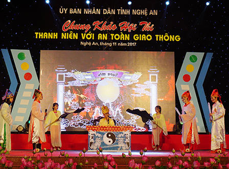 Thanh niên Nghệ An thi phổ biến An toàn giao thông hưởng ứng ngày Pháp luật 