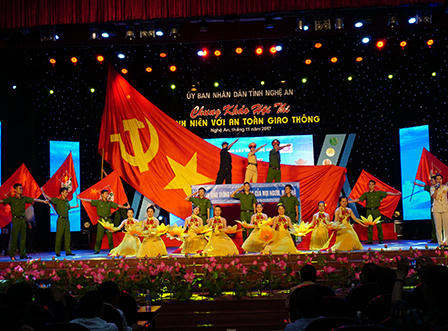 Thanh niên Nghệ An thi phổ biến An toàn giao thông hưởng ứng ngày Pháp luật 