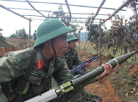 Sư đoàn 324 mang súng máy, xe tăng... dàn trận 'chiến đấu như thật' 