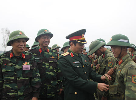 Sư đoàn 324 mang súng máy, xe tăng... dàn trận 'chiến đấu như thật' 