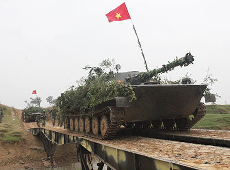 Sư đoàn 324 mang súng máy, xe tăng... dàn trận 'chiến đấu như thật' 