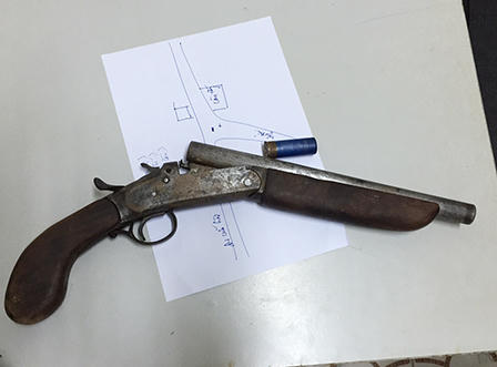 Nã 24 viên đạn để 'trả thù' cho bạn