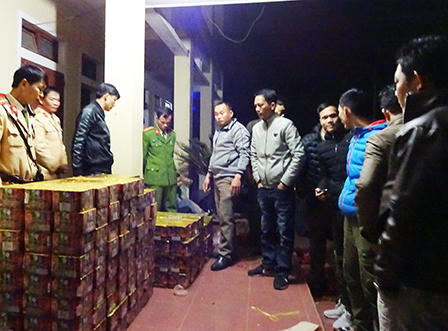 Xe bán tải chở gần nửa tấn pháo hoa