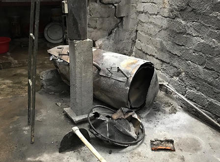 Nổ lớn tốc mái nhà làm đậu phụ, 2 vợ chồng bị thương nặng