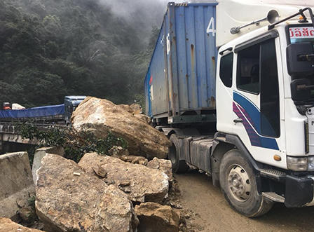 Ách tắc hơn 9 giờ trên QL8A do sạt lở đất